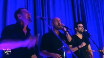 Video dello spettacolo dal vivo con una Medley