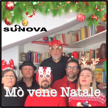 Foto dei Suonova in casa mentre cantano Mò vene Natale